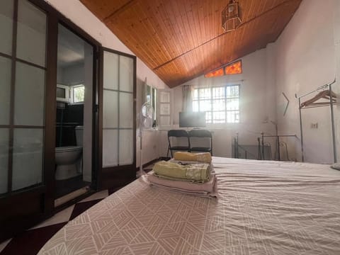 Bed, TV and multimedia, Photo of the whole room, Bedroom, towels