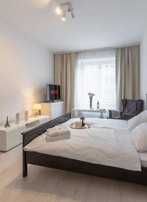 Bed, TV and multimedia, Photo of the whole room, Bedroom