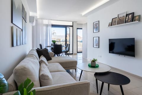 TV and multimedia, View (from property/room), Living room, Decorative detail, air conditioner