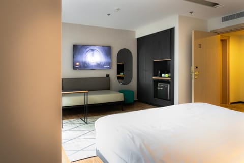 Bed, TV and multimedia, Bedroom, wardrobe
