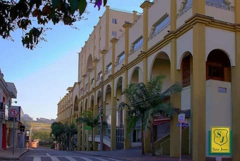 Property building, Day, Neighbourhood, City view, Street view, Location, Parking