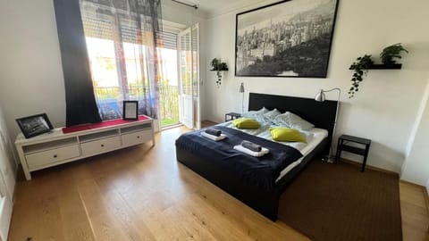 Bed, Balcony/Terrace, Bedroom