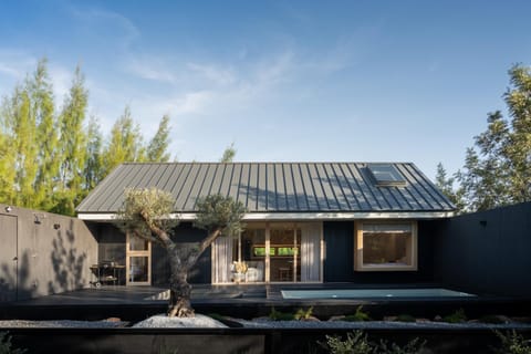 Property building, Garden, Swimming pool