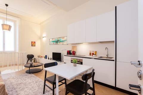 Kitchen or kitchenette, Dining area, stove