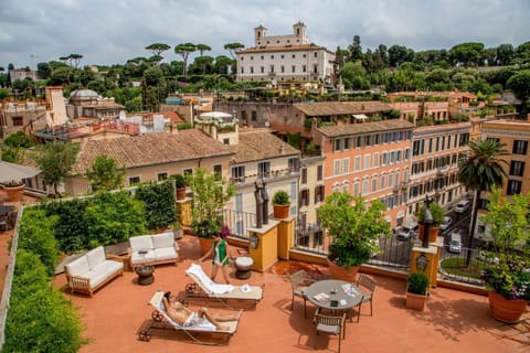 Property building, Nearby landmark, Balcony/Terrace, Location, sunbed