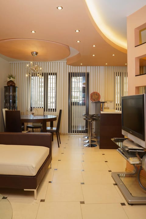 Communal lounge/ TV room, TV and multimedia, Living room, Seating area, Dining area, Evening entertainment
