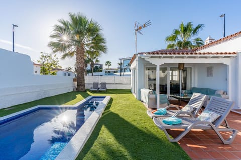 Property building, Patio, Day, Natural landscape, Garden, Garden view, Pool view, Swimming pool, sunbed