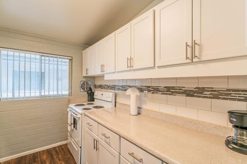 Spacious 2 Bedroom, 2 Bath, Pool, Free Parking, Gym Apartment in Paradise Valley