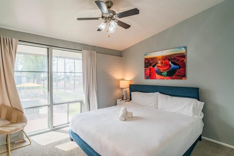 Spacious 2 Bedroom, 2 Bath, Pool, Free Parking, Gym Apartment in Paradise Valley