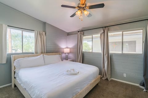 Spacious 2 Bedroom, 2 Bath, Pool, Free Parking, Gym Apartment in Paradise Valley