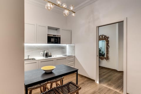 Kitchen or kitchenette, Dining area