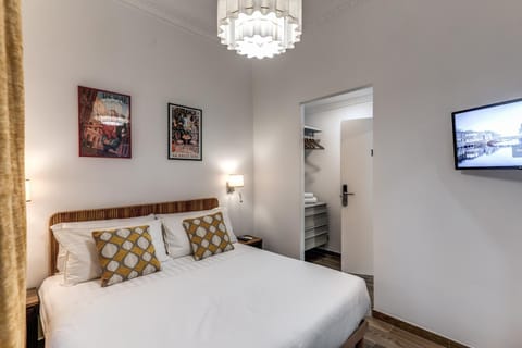 Bed, TV and multimedia, Photo of the whole room, Bedroom