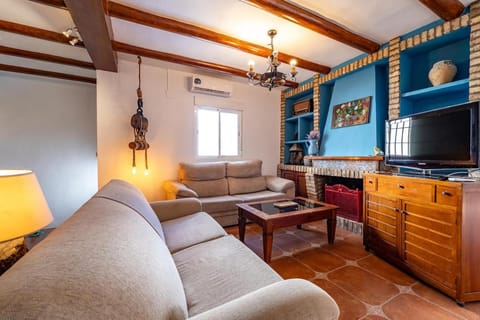 TV and multimedia, Kitchen or kitchenette, Living room, Seating area, Dining area