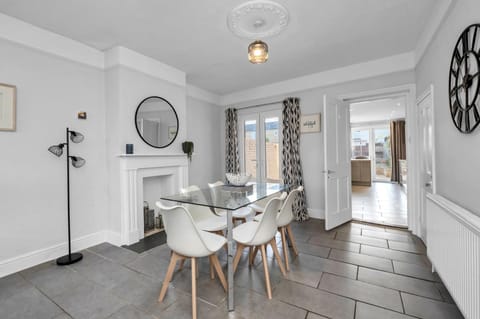 17 OutRisbygate St - 3 bedroom house that sleeps 6 with one private parking space House in Bury Saint Edmunds