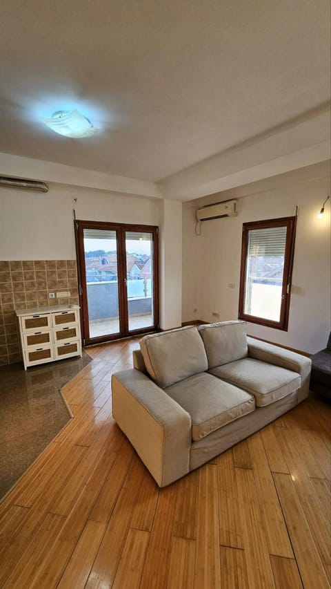 Living room, Seating area, air conditioner