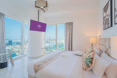 TV and multimedia, View (from property/room), Bedroom, City view, Landmark view, Sea view