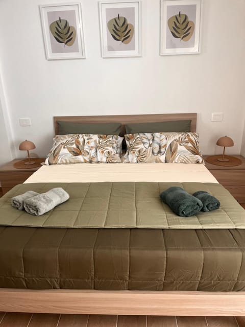 Bed, Bedroom, towels