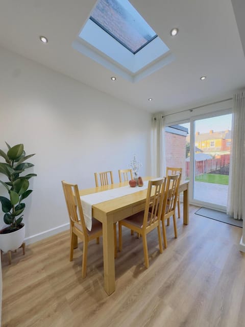 Cosy 3-Bed House in Banbury, Families & Workers Apartment in Banbury