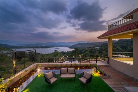 Property building, Facade/entrance, Garden, View (from property/room), Balcony/Terrace