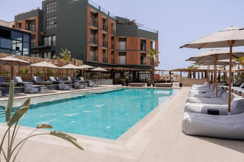 Property building, Day, Pool view, Swimming pool, sunbed