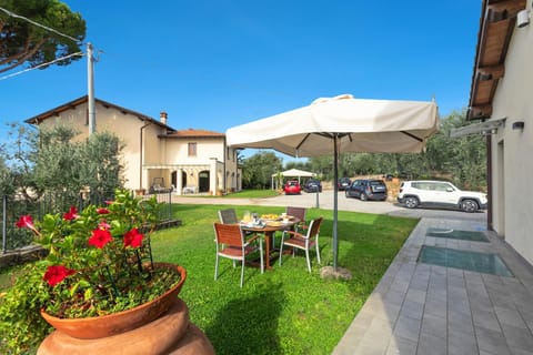 Property building, Garden, Dining area, Parking