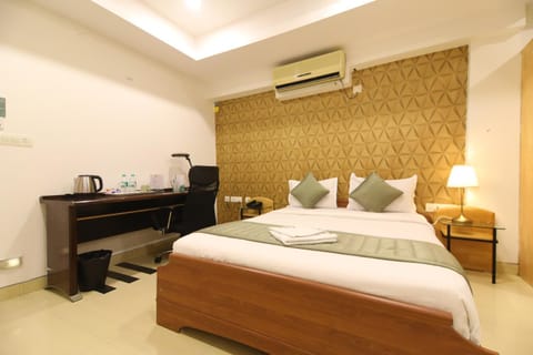 Bed, TV and multimedia, Kitchen or kitchenette, Photo of the whole room, Bedroom, hair dresser, air conditioner
