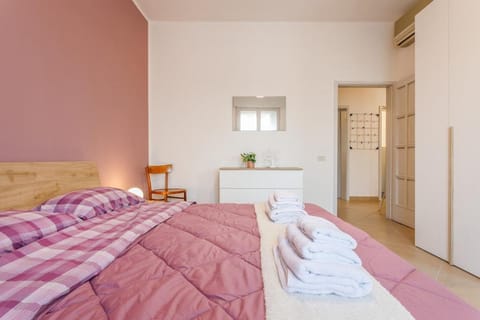 Romantic and confortable maison Parking & Wifi free Apartment in Modena