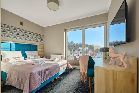 Bed, TV and multimedia, Photo of the whole room, Bedroom