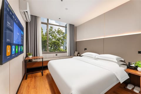 Bed, TV and multimedia, Photo of the whole room, Bedroom