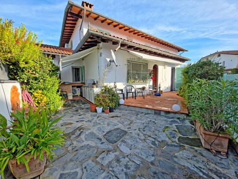 Property building, Garden, On site