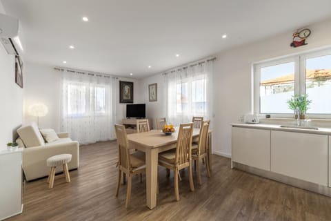 Communal lounge/ TV room, Kitchen or kitchenette, Living room, Dining area