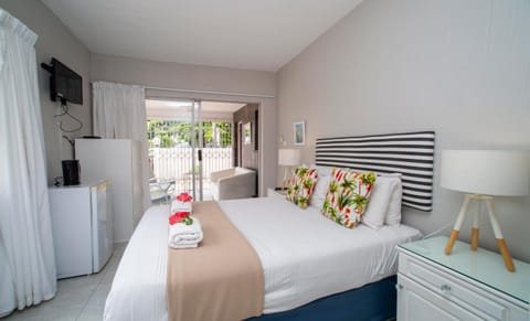 Bed, TV and multimedia, Photo of the whole room, Bedroom, towels