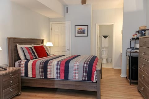 Photo of the whole room, Bedroom