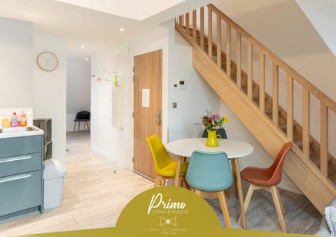 Kitchen or kitchenette, Seating area, Dining area