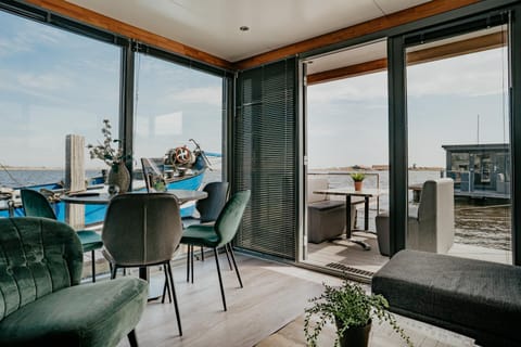 Houseboat Uitgeest Campground/ 
RV Resort in Dordrecht