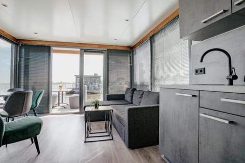 Houseboat Uitgeest Campground/ 
RV Resort in Dordrecht