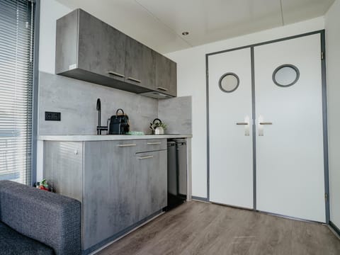 Houseboat Uitgeest Campground/ 
RV Resort in Dordrecht