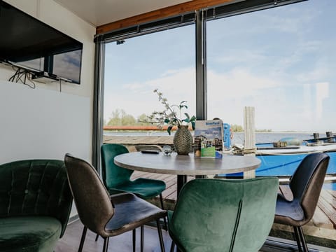 Houseboat Uitgeest Campground/ 
RV Resort in Dordrecht