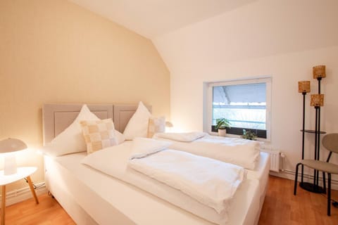 Bed, Photo of the whole room, Bedroom, soundproof, towels