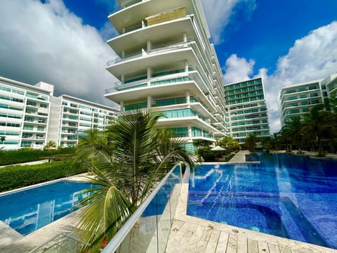 Swimming pool, sunbed