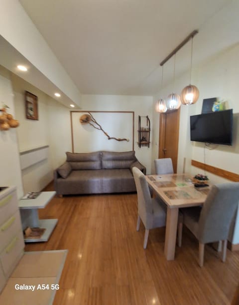 Communal lounge/ TV room, Bed, Living room