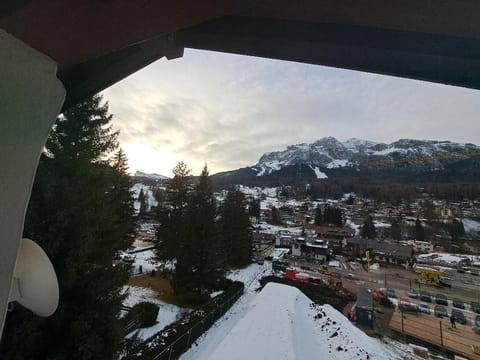 Luminoso e centralissimo attico, splendida vista panoramica sulle Dolomiti e sulle piste olimpiche Apartment in Cortina d Ampezzo