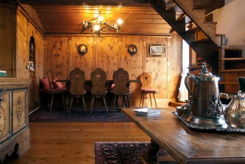 Seating area, Dining area