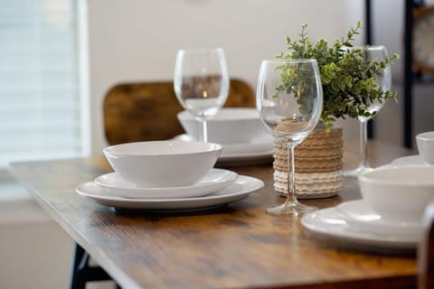 Premium 2BR Escape Pool Gym and Minutes to DT Austin Apartment in Montopolis