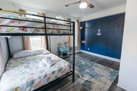 Downtown Delight Close to Strand and Cruise Terminals House in Texas City