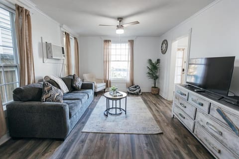 Downtown Delight Close to Strand and Cruise Terminals House in Texas City