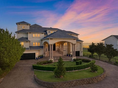 Sunrise Villa - Bayfront Heated Pool Luxury Villa House in Seabrook