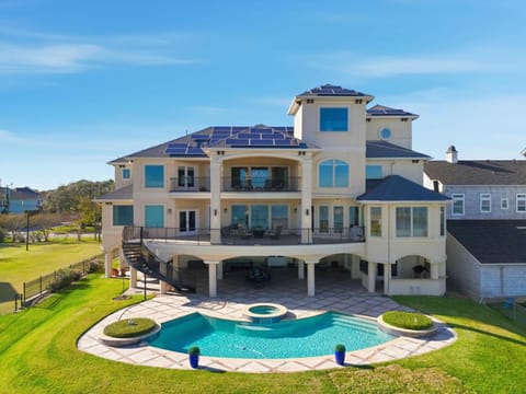 Sunrise Villa - Bayfront Heated Pool Luxury Villa House in Seabrook