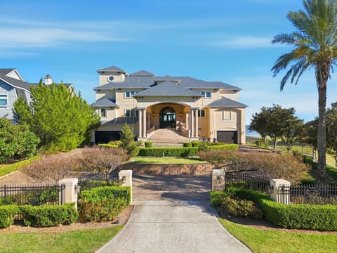 Sunrise Villa - Bayfront Heated Pool Luxury Villa House in Seabrook