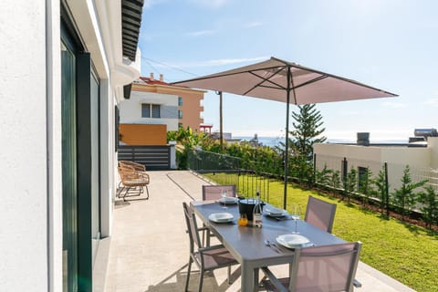 Property building, Patio, Spring, Day, Garden, View (from property/room), Balcony/Terrace, Dining area, Garden view, sunbed